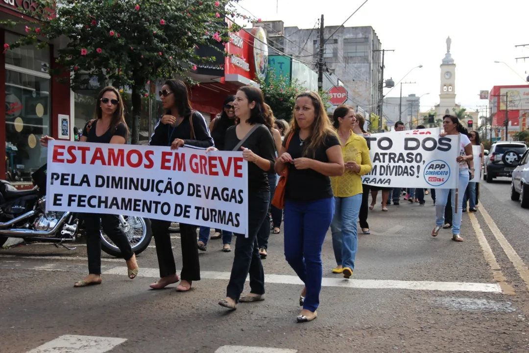 Professores  durante protesto em Apucarana contra medidas do governo do Estado (Foto: Dirceu Lopes/ TNonline