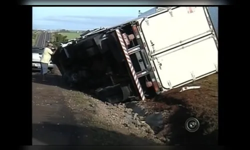 Ônibus da dupla Milionário e José Rico se envolve em acidente