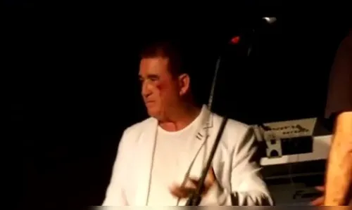 ​Amado Batista fica ferido e encerra show após ser atingido por pedra