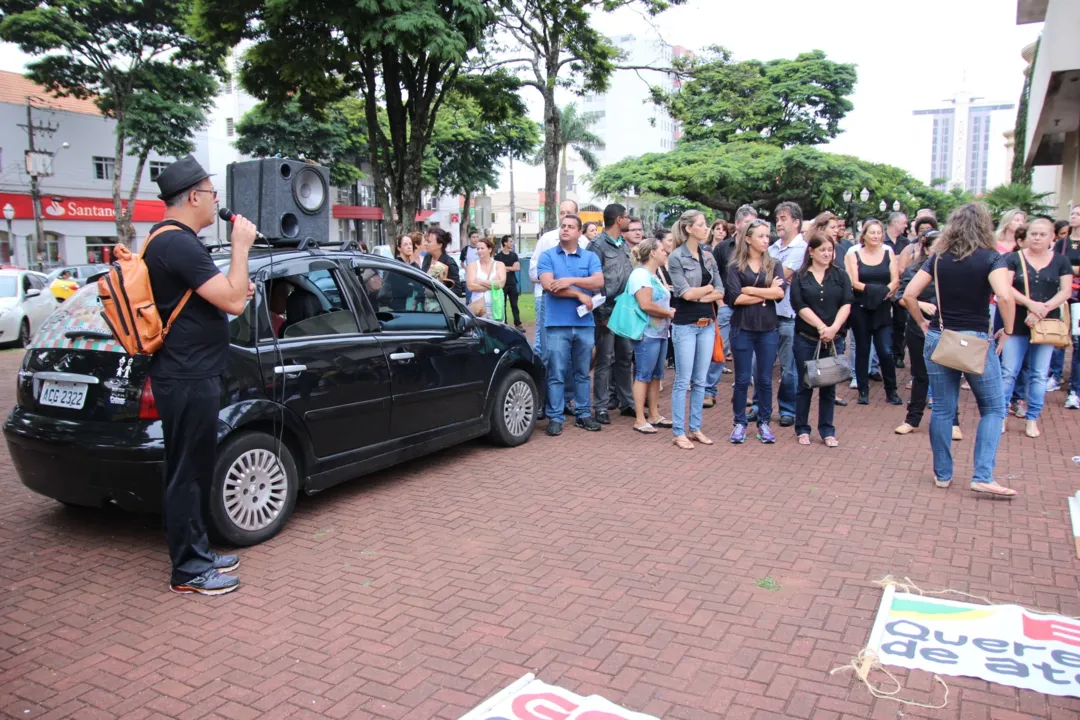 Professores da rede estadual de ensino em Apucarana estão concentrados na Praça Rui Barbosa - Foto; Dirceu Lopes
