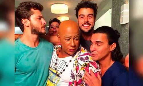 Após anúncio do rompimento com Paolla Oliveira, Joaquim Lopes posa sorridente