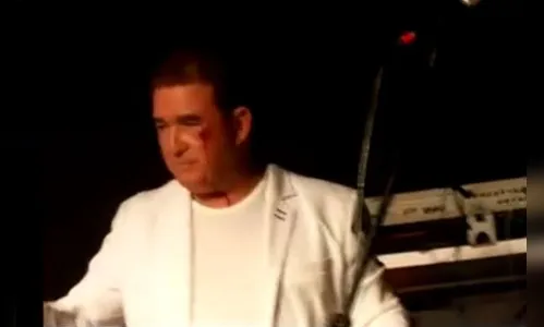 Amado Batista fica ferido e encerra show após ser atingido por pedra