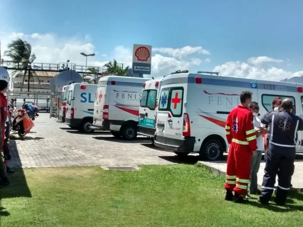 Ambulâncias aguardam chegada de feridos em acidente de plataforma no Espírito Santo (Foto: Internauta/ Gazeta Online) 