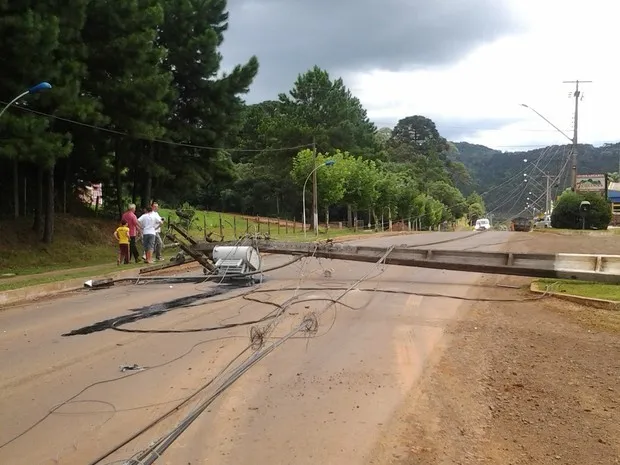 ​Caminhão derruba postes e deixa 720 imóveis sem luz no Paraná