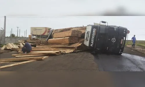 ​Caminhão tomba em Jandaia próximo ao local de entrega