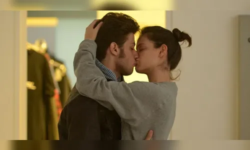 ​Laura Neiva publica foto com Chay Suede na cama