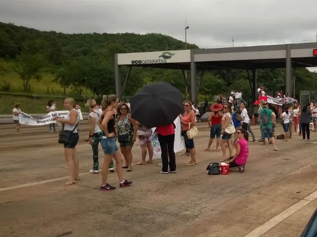 Manifestantes ocuparam pedágio e abriram cancelas (Foto: Divulgação/PRF de Laranjeiras do Sul)