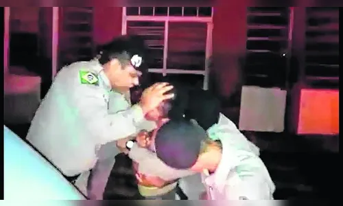 Policiais militares são flagrados ‘exorcizando’ jovem