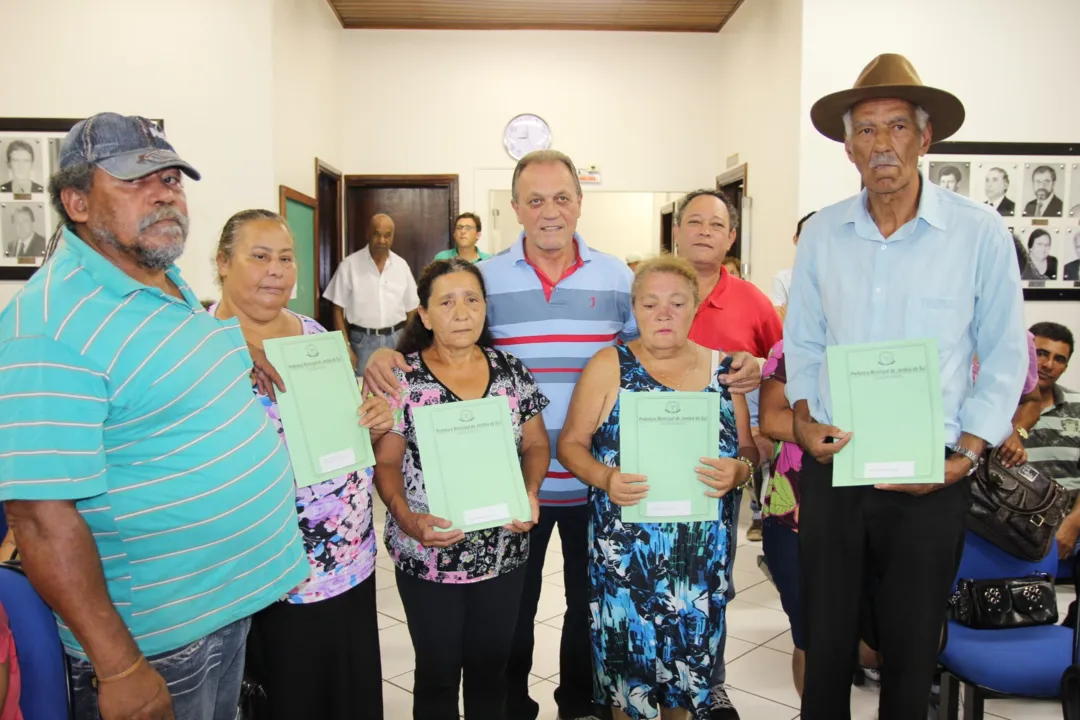 ​Jandaia: Carneiro entrega escrituras que levaram à sua cassação - Foto: Dirceu Lopes