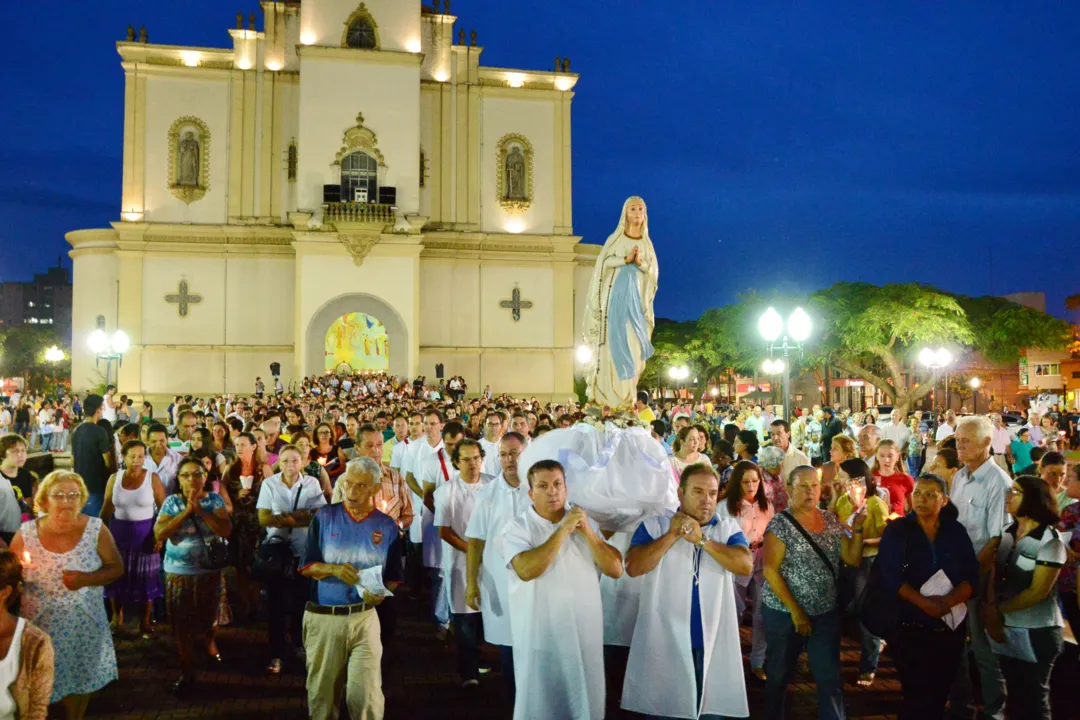 Pelo menos 2,5 mil pessoas participaram anteontem da procissão em louvor à Nossa Senhora de Lourdes, padroeira da Diocese de Apucarana  - Foto: Delair Garcia