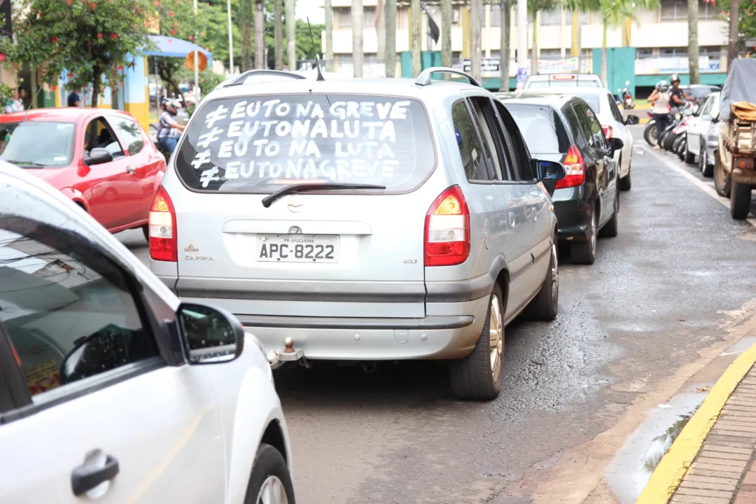 Vários veículos realizaram uma carreata, em apoio à greve, ontem pelo centro de Apucarana - Foto: Dirceu Lopes