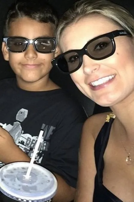 Andressa Urach e o filho Arthur, no cinema. Foto: Reprodução / Instagram