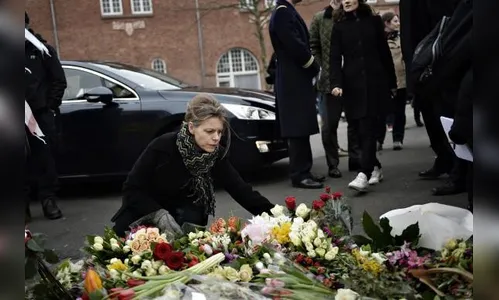 Cidadãos dinamarqueses deixam flores nos locais dos atentados