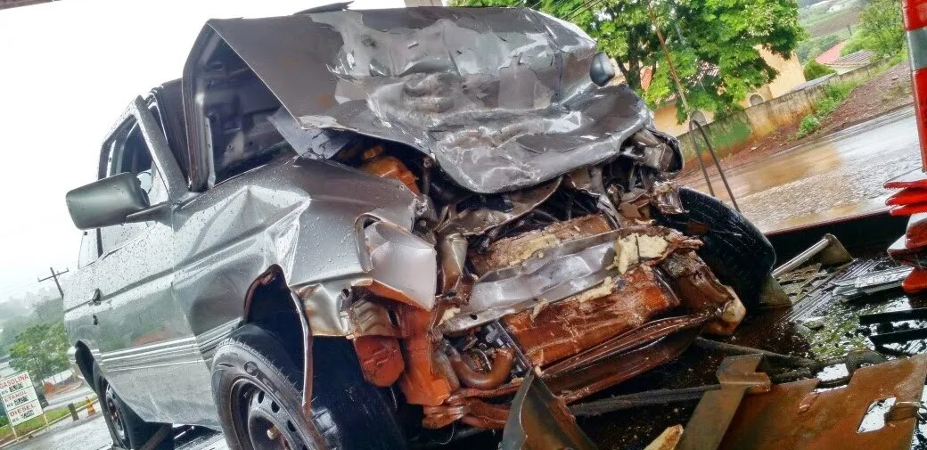 Em Marilândia do Sul, foi registrada uma colisão de carro e caminhão; duas pessoas ficaram feridas - Foto: Blog do Barimbau