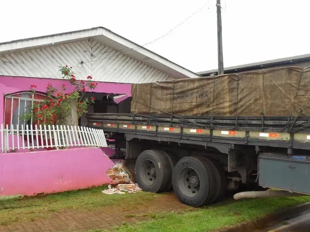 ​Caminhão descontrolado destrói frente de casa em Turvo, no Paraná