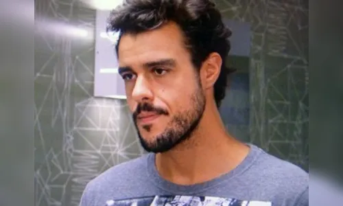 Enrico é convidado a fazer strip-tease para gays!