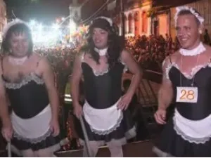 ​Vestidos de mulher, homens agitam o 'Baile das Escandalosas' no PR
