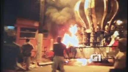 Carro alegórico toca fio elétrico, pega fogo e deixa 4 mortos em Santos