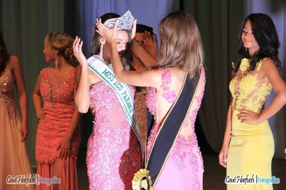 Larissa Damas quando recebia a coroa de Eco Paraná 2015 - Foto: Cauê Harfuch Fotografias