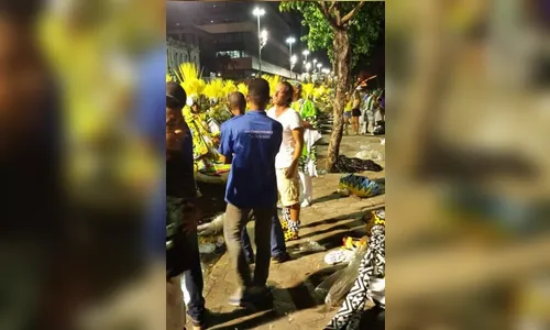 Americano é expulso de desfile da Imperatriz por exagerar no álcool