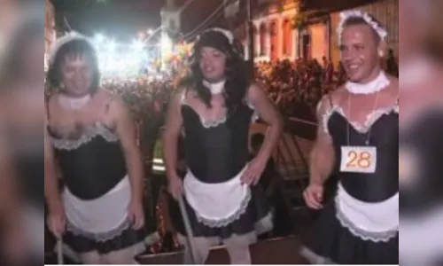 ​Vestidos de mulher, homens agitam o 'Baile das Escandalosas' no PR