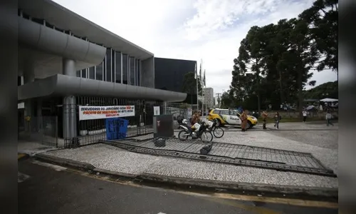 ​Mesmo debaixo de chuva, professores mantêm acampamento no Centro Cívico