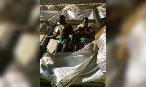 Mocidade causa polêmica com casais de todos os gêneros em carro sobre sexo