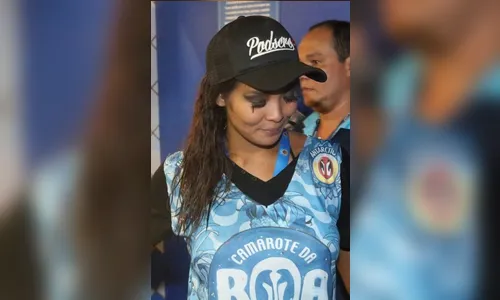 Carol Nakamura deixa camarote da Sapucaí e chora após chuva estragar seu cabelo e maquiagem