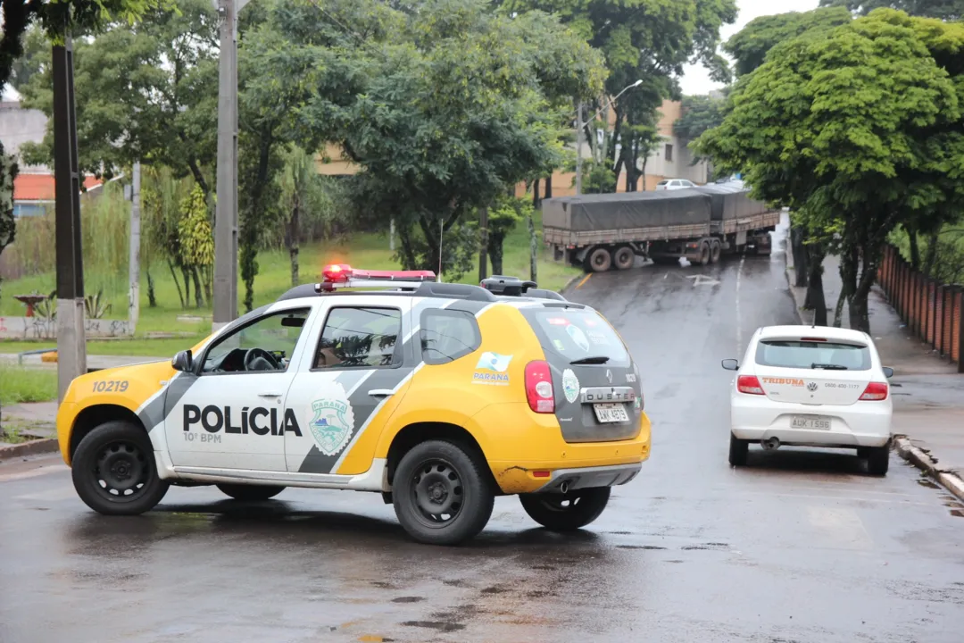 A Polícia Militar (PM) posicionou uma viatura atravessada na Rua Desembargador Clotário Portugal, para sinalizar que estava interditado o trecho entre a Rua São Paulo e a Avenida Minas Gerais  - Foto: Dirceu Lopes