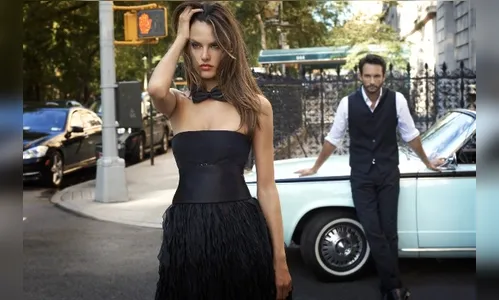 Alessandra Ambrósio sai carregada de camarote em Salvador