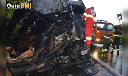 Caminhoneiro morre carbonizado nesta manhã em acidente