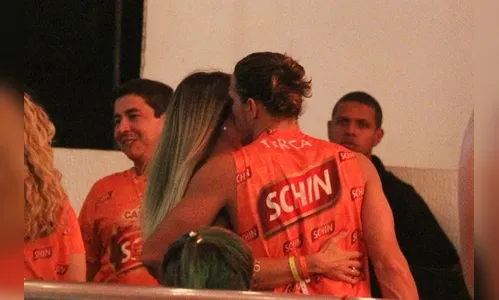 Sem Cleo Pires, Rômulo Neto conversa abraçado com loira 