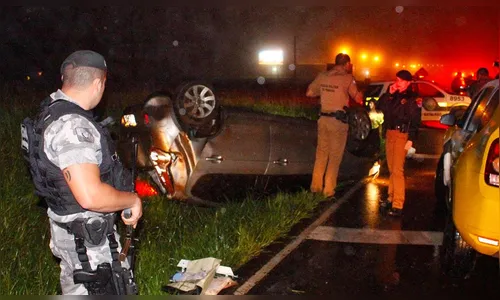 ​Carro capota na BR-369 após perseguição
