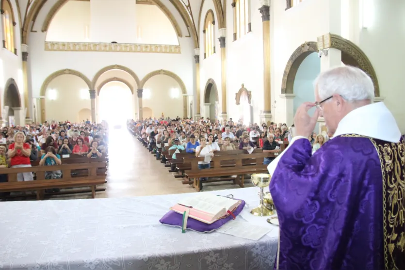  Dezenas de fiéias compareceram à Catedral Nossa Senhora de Lourdes - Foto: Dirceu Lopes 