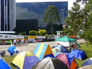 Manifestantes permancem acampados no Centro Cívico de Curitiba (Foto: Daiane Baú/G1)