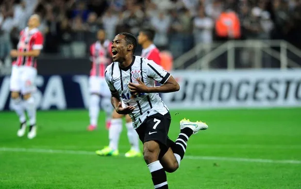 Elias marcou um dos gols do Corinthians na vitória contra o São Paulo - Foto: globoesporte.globo.com