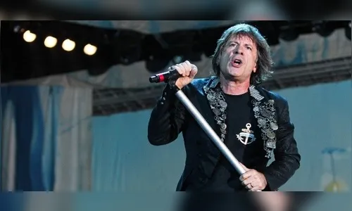 ​Vocalista do Iron Maiden, Bruce Dickinson faz tratamento contra câncer