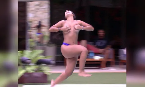 BBB 15: Amanda cumpre promessa e faz topless
