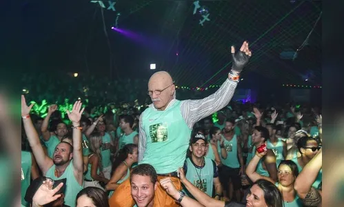 ​Lucas Lucco se disfarça de idoso para curtir folia em Salvador