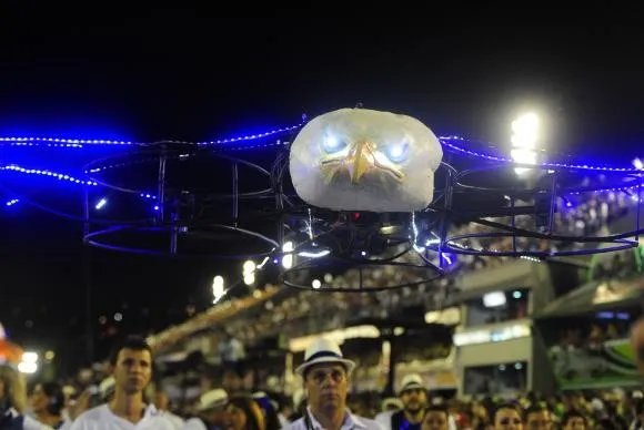 Águia da Portela voando com auxílio de um veículo aéreo não tripulado (vant) no segundo dia de desfile das escolas de samba do Grupo EspecialTânia Rêgo/Agência Brasil