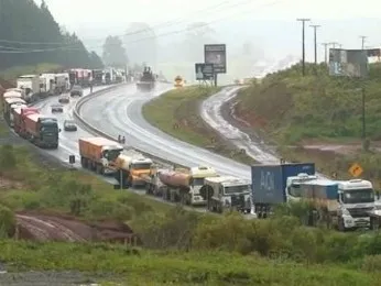 Trecho da BR-277 em Guarapuava já tinha sido interditado na sexta-feira (20) (Foto: Reprodução/RPC)