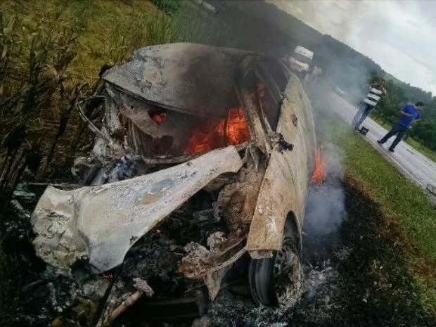 ​Carro bate em caminhão e pega fogo na BR-369, em Bom Sucesso