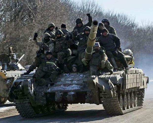Soldados ucranianos deixam região de Debaltseve nesta quarta (18) (Foto: Gleb Garanich/Reuters)