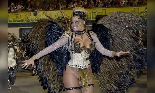 ​Ellen Rocche usa fantasia ousada em desfile das campeãs