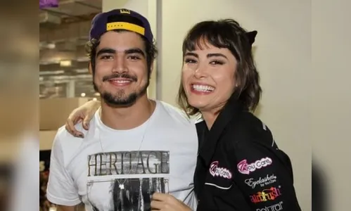 ​Após ferver no Carnaval da Bahia, Caio Castro volta para os braços de atriz