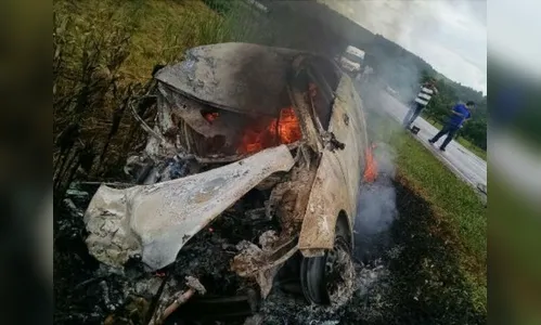 ​Carro bate em caminhão e pega fogo na BR-369, em Bom Sucesso