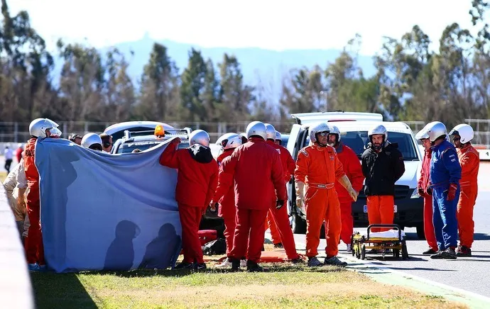 Alonso recebe atendimento médico após sofrer acidente em Barcelona (Foto: Getty Images)