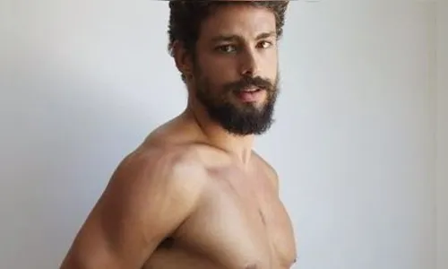 Galã Cauã Reymond posa só de toalhinha para fotógrafo peruano