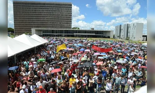 Professores do DF entram em greve contra parcelamento de salários