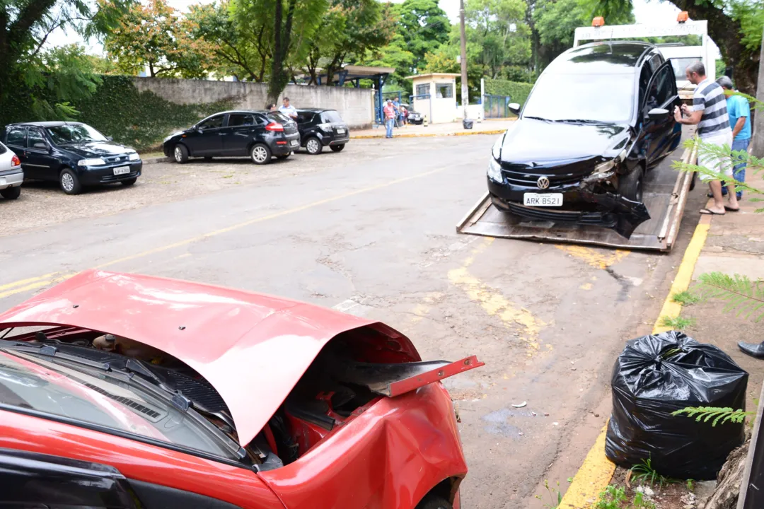 Dois veículos VW Gol colidiram hoje em Apucarana - Foto: Delair Garcia